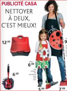 Une mère et sa fille, âgée d&#039;une dizaine d&#039;années, avec la parfaite panoplie des ménagères : tablier, balai.... En gros caractères le slogan : &quot;Publicité CASA  Nettoyer à deux, c&#039;est mieux&quot;.